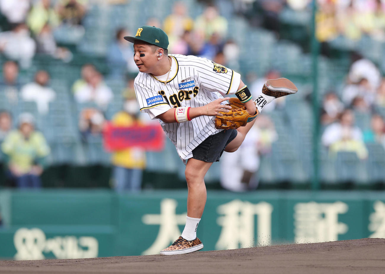 阪神対DeNA　試合前、ファーストピッチセレモニーで投球するベリーグッドマンのMOCA（撮影・前田充）