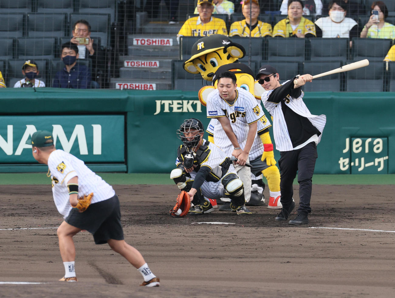 阪神対DeNA　試合前、ファーストピッチセレモニーに臨むベリーグッドマンのメンバー（撮影・上山淳一）