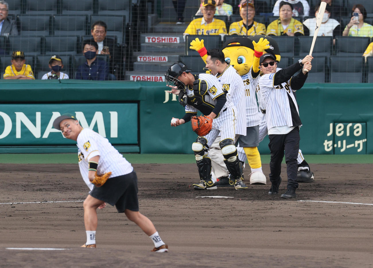 阪神対DeNA　試合前、ファーストピッチセレモニーに臨むベリーグッドマンのメンバー（撮影・上山淳一）