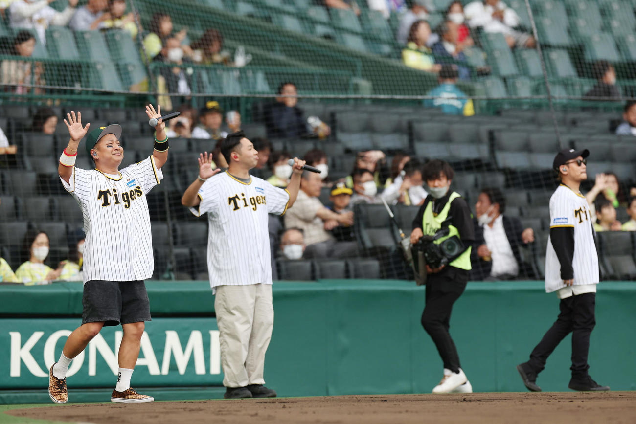 阪神対DeNA　試合前、ミニライブを行うベリーグッドマン（撮影・前田充）