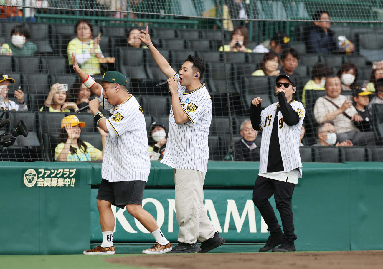 阪神対DeNA　試合前、ミニライブを行うベリーグッドマン（撮影・前田充）