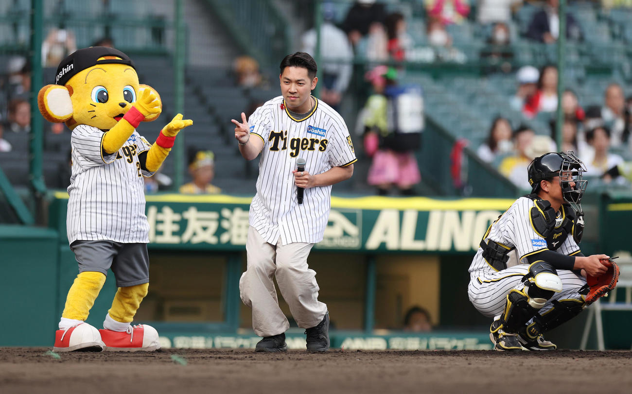 阪神対DeNA　試合前、ファーストピッチセレモニーで球審を務めるベリーグッドマンのRover（撮影・前田充）