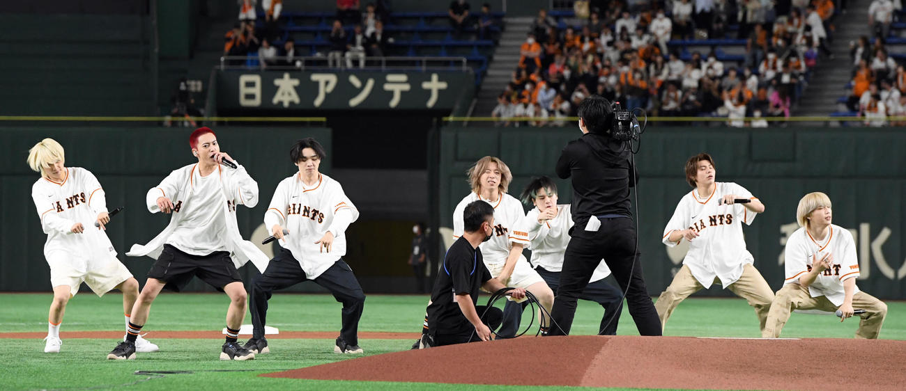 巨人対広島　ライブパフォーマンスで会場を盛り上げた「BE：FIRST」（撮影・たえ見朱実）
