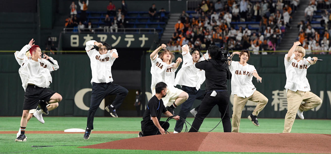 巨人対広島　ライブパフォーマンスで会場を盛り上げた「BE：FIRST」（撮影・たえ見朱実）