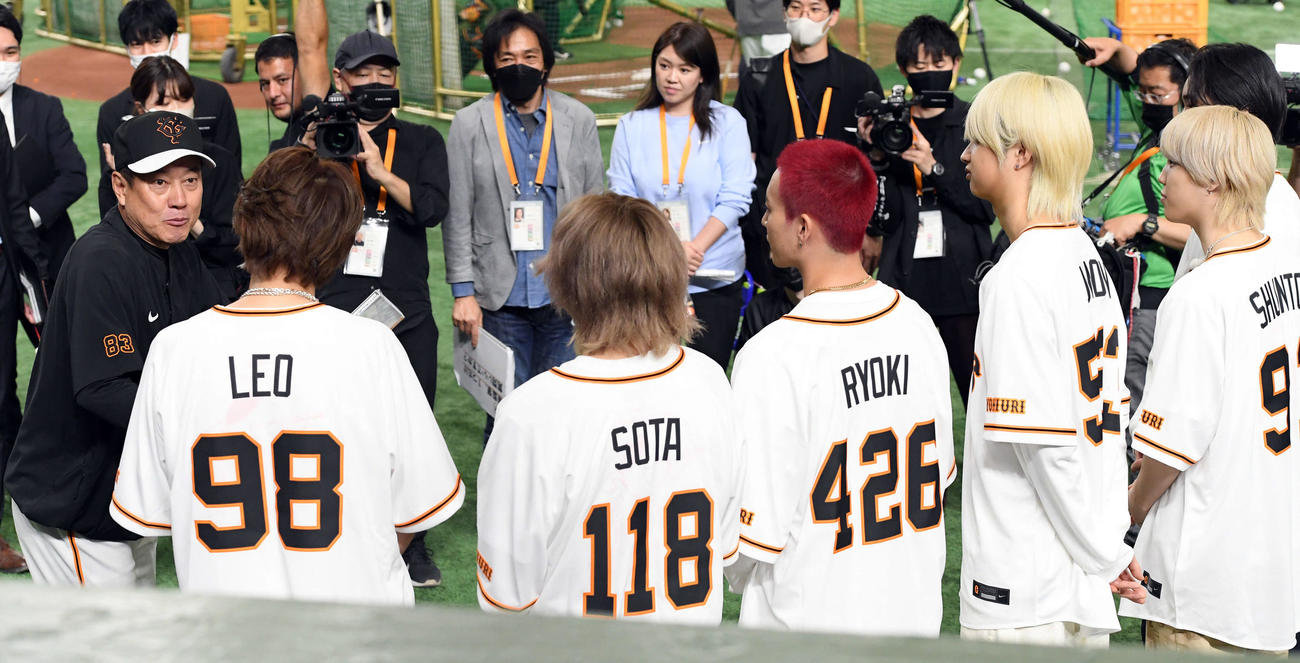 試合前、「BE：FIRST」のメンバーと話をする巨人原辰徳監督（撮影・たえ見朱実）