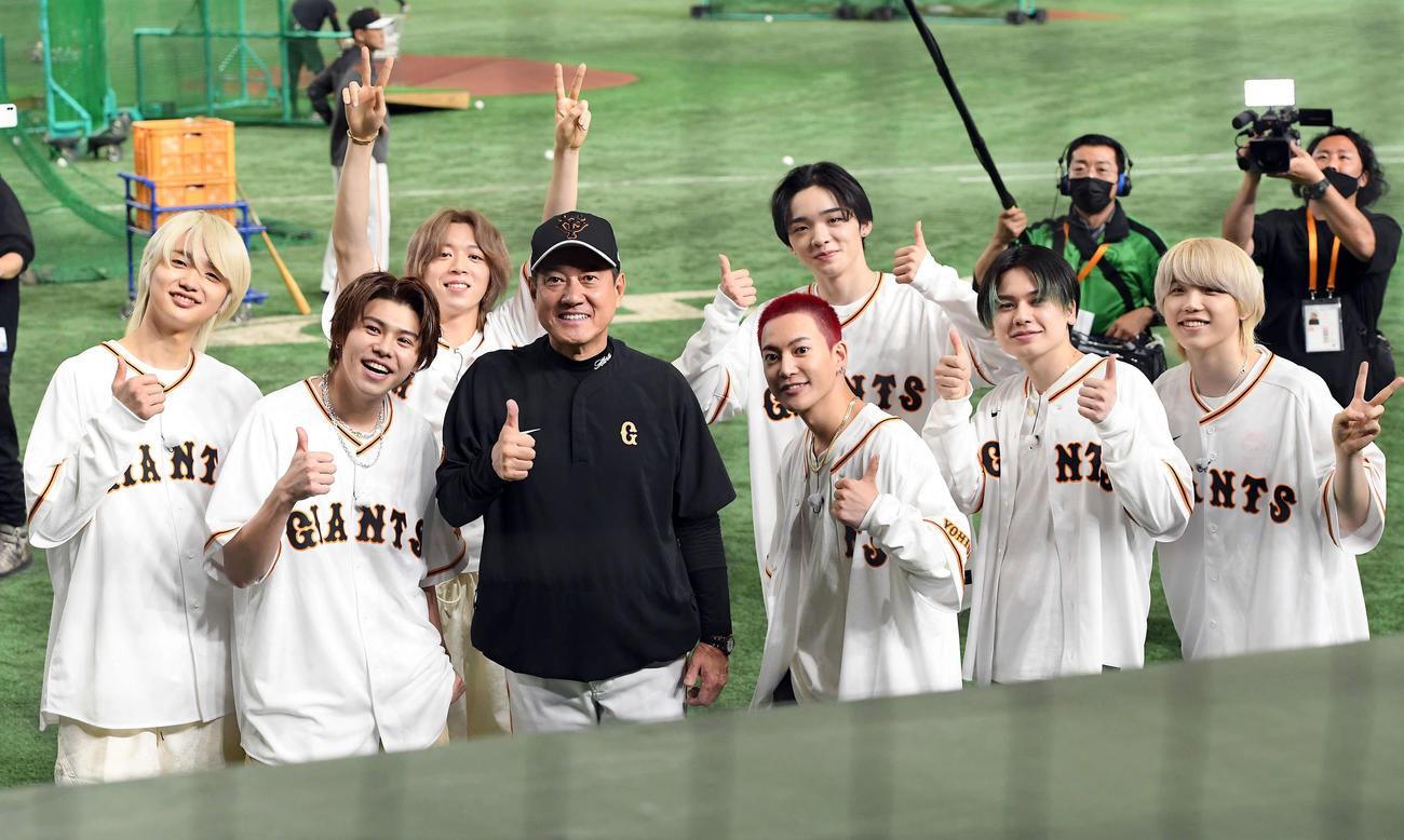 試合前、記念撮影に納まる「BE：FIRST」のメンバーと巨人原辰徳監督（中央）。左からJUNON、LEO、SOTA、1人おいてRYUHEI、RYOKI、MANATO、SHUNTO（撮影・たえ見朱実）