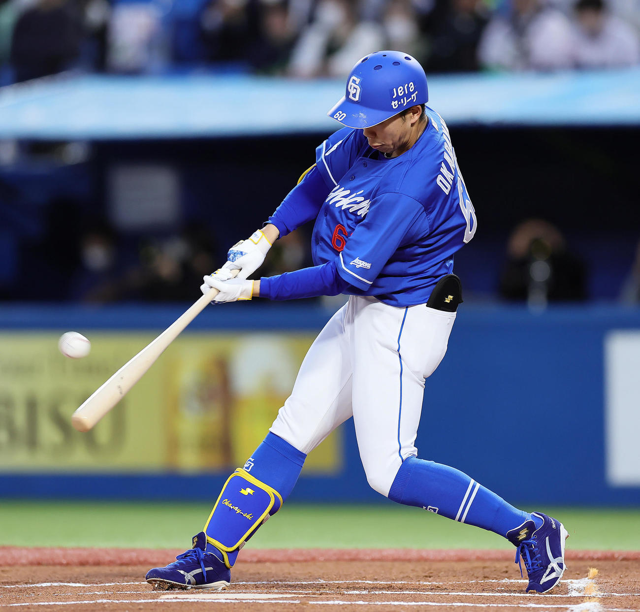 ヤクルト対中日1回表中日無死二塁、岡林はプロ初本塁打となる右越え2点本塁打を放つ（撮影・足立雅史）