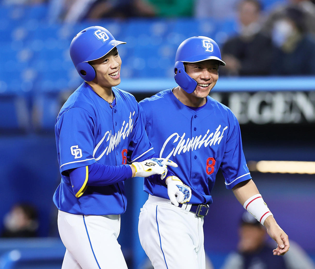 ヤクルト対中日1回表中日無死二塁、岡林（左）はプロ初本塁打となる右越え2点本塁打を放ち大島と笑顔（撮影・足立雅史）