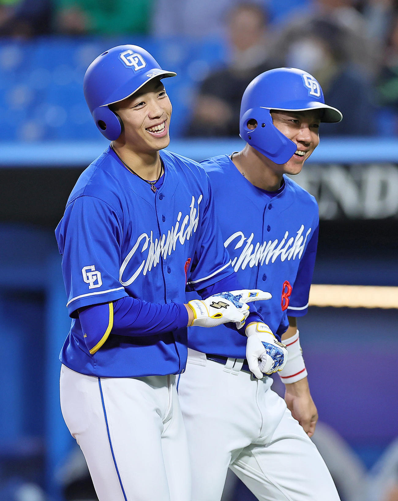 ヤクルト対中日1回表中日無死二塁、岡林（左）はプロ初本塁打となる右越え2点本塁打を放ち大島と笑顔（撮影・足立雅史）