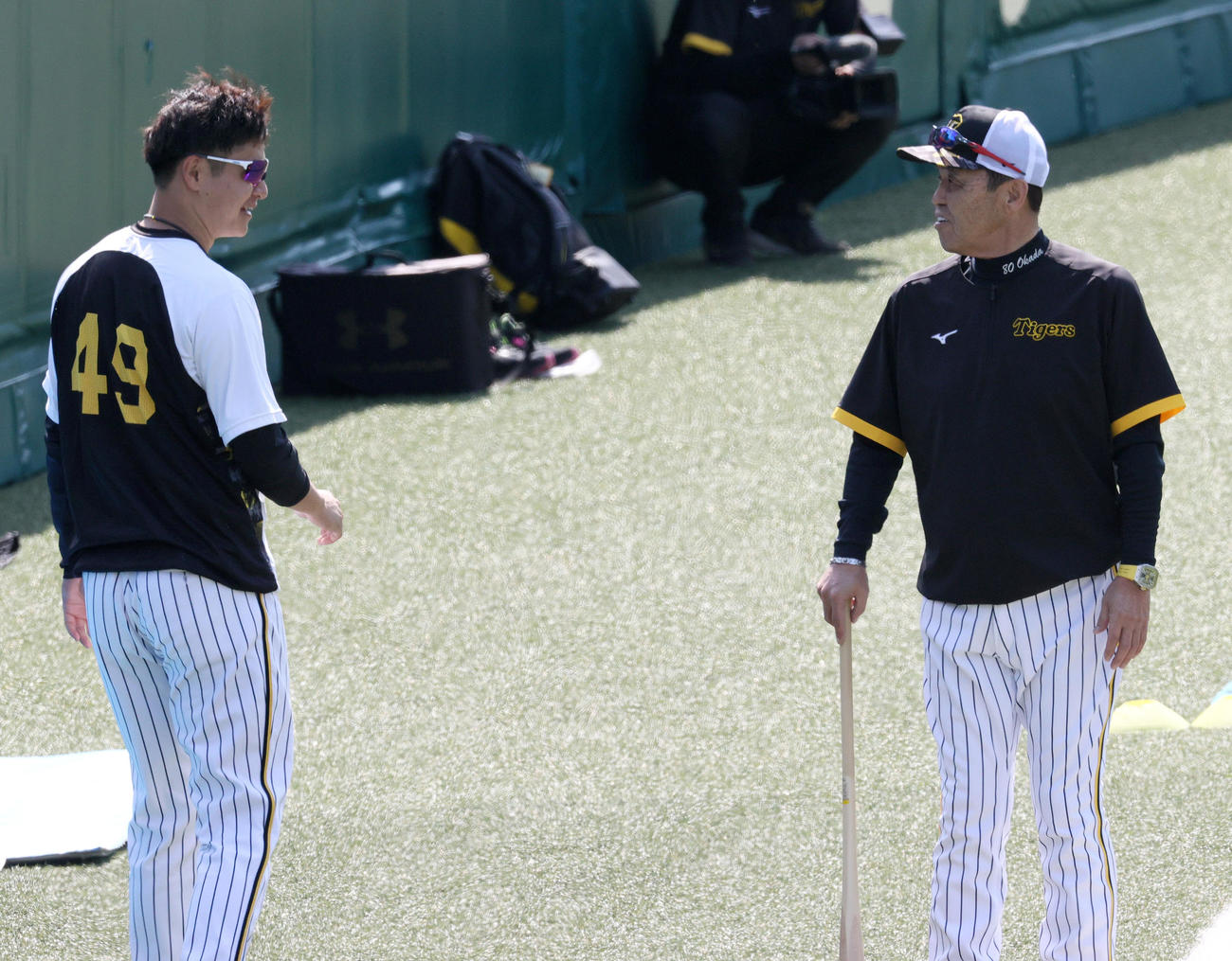 阪神対DeNA　試合前の練習で大竹（左）に話しかける岡田監督（撮影・上山淳一）