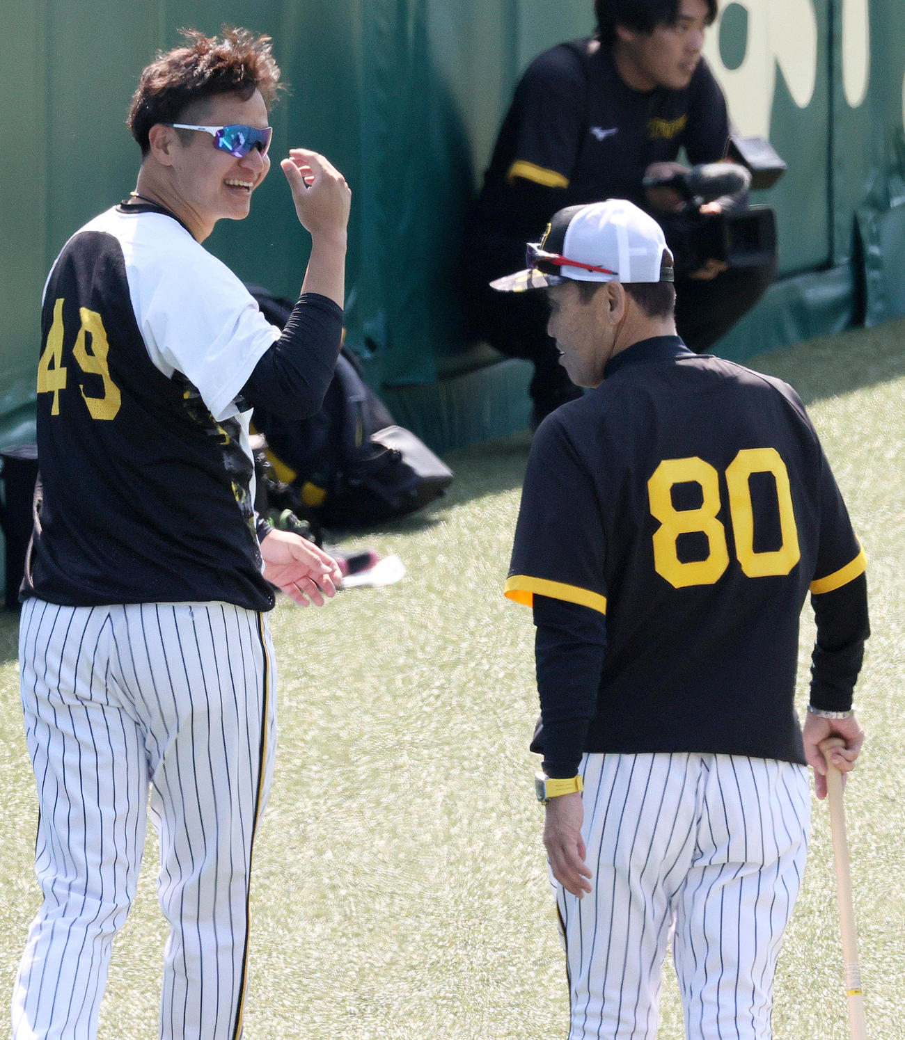 阪神対DeNA　試合前の練習で阪神岡田監督（右）と話す大竹（撮影・上山淳一）