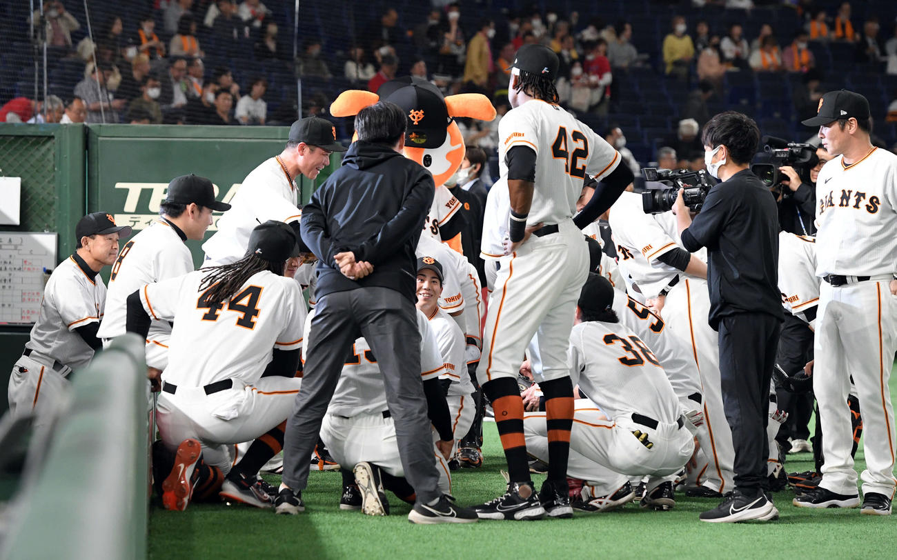 巨人対広島　試合前の円陣で声出しをする巨人坂本（撮影・たえ見朱実）