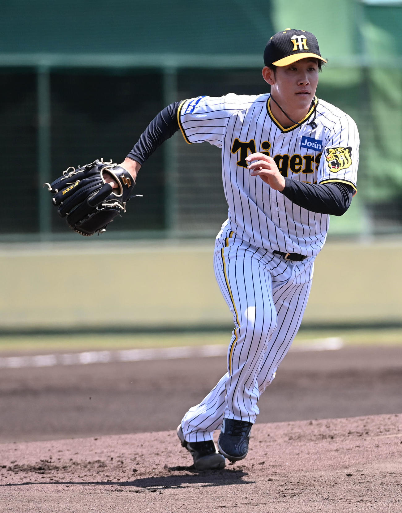 阪神対ソフトバンク　1回表ソフトバンク2死一塁、阪神先発の富田はホーキンスを二塁ゴロに打ち取る（撮影・前岡正明）