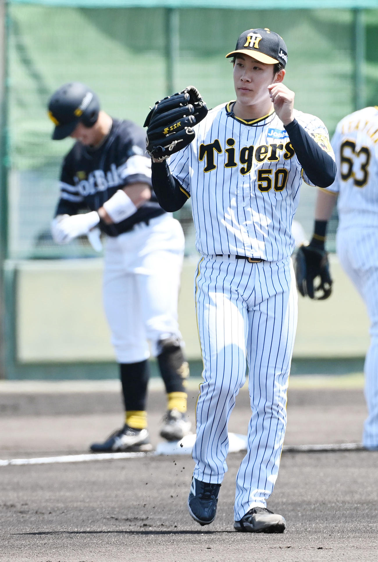 阪神対ソフトバンク　1回表ソフトバンク1死二塁、阪神先発の富田は増田に先制適時二塁打を浴びる（撮影・前岡正明）