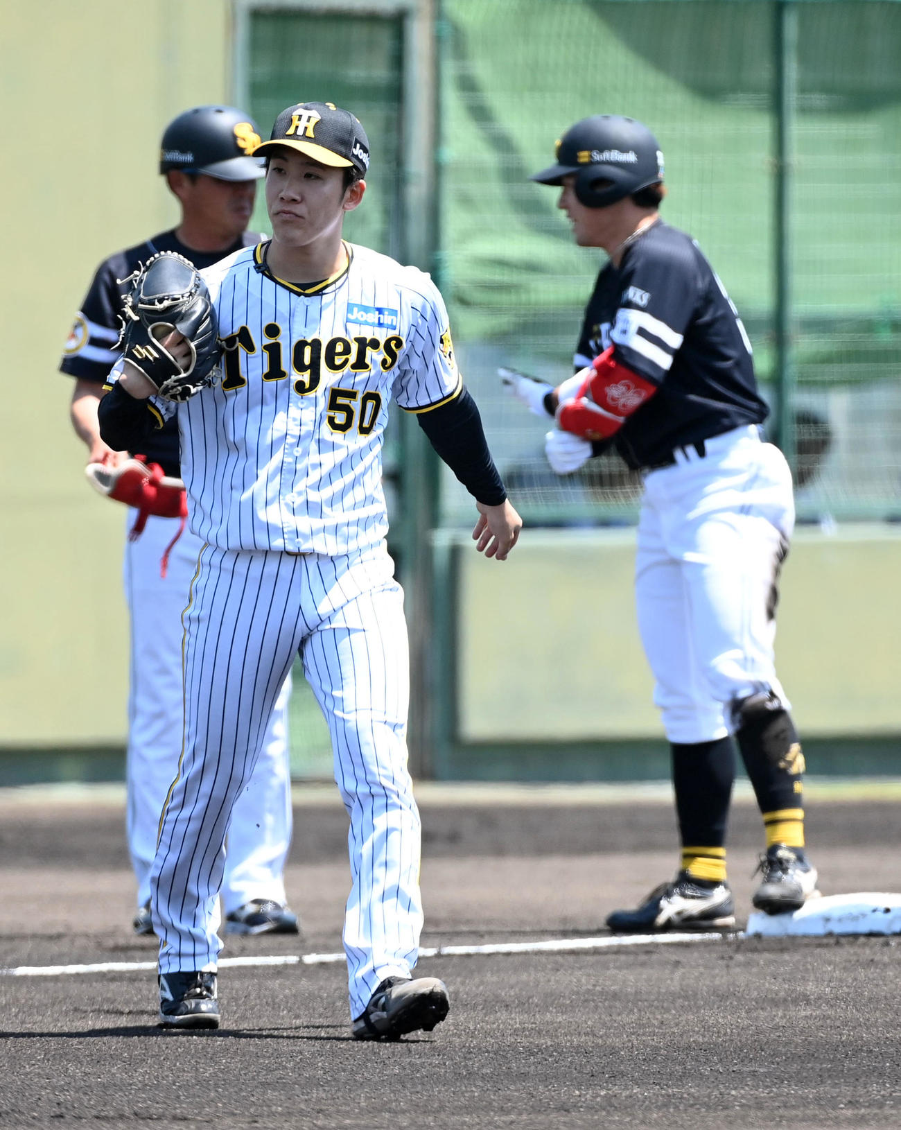 阪神対ソフトバンク　1回表ソフトバンク1死二塁、増田に先制の右適時二塁打を打たれた阪神先発の富田（撮影・前岡正明）