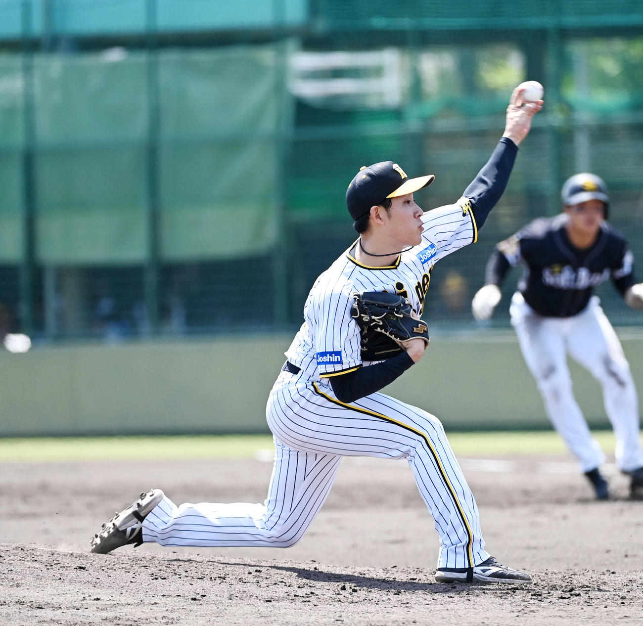 阪神対ソフトバンク　阪神先発の富田（撮影・前岡正明）