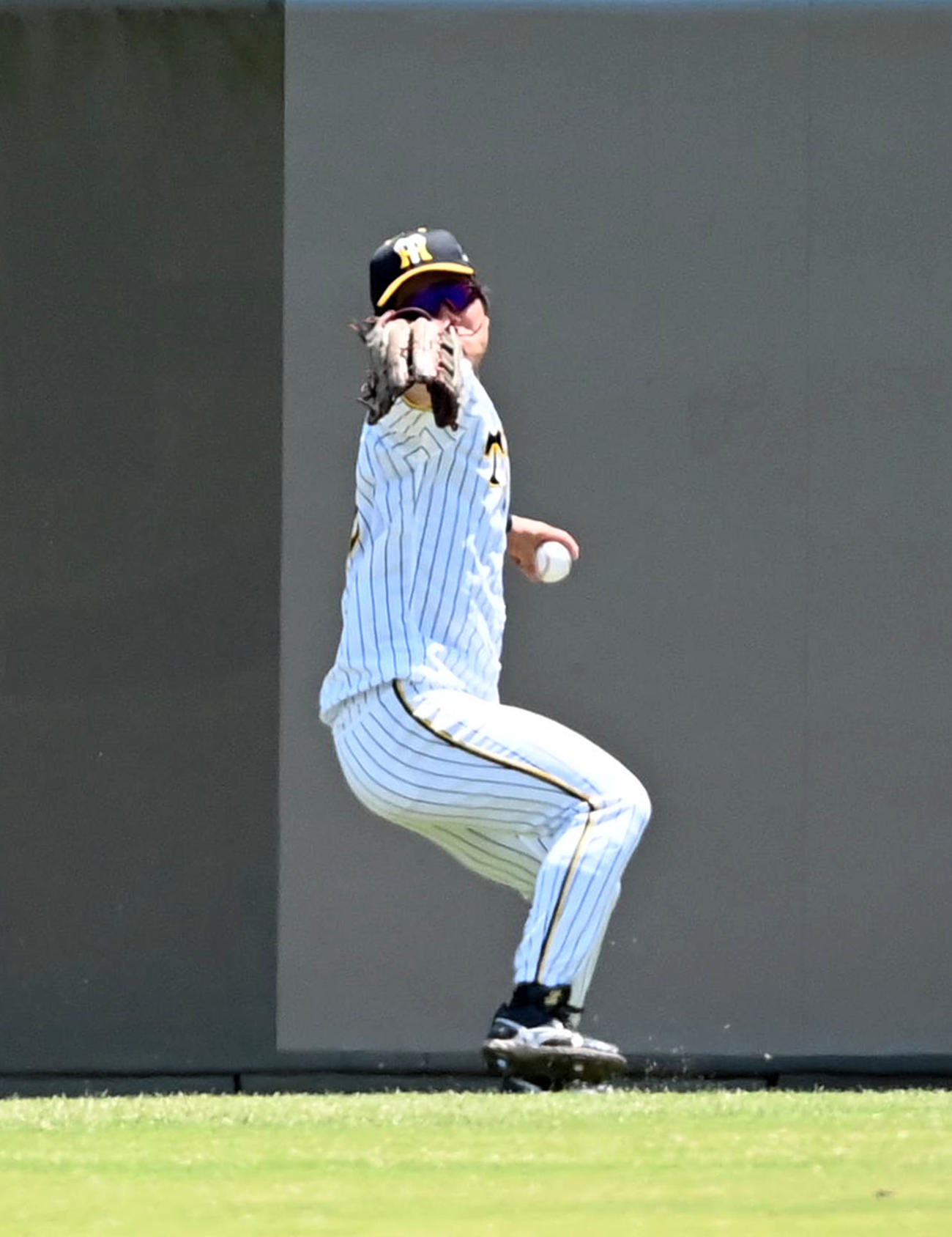 阪神対ソフトバンク　1回表ソフトバンク1死、勝連の中二塁打を送球する左翼の前川（撮影・前岡正明）