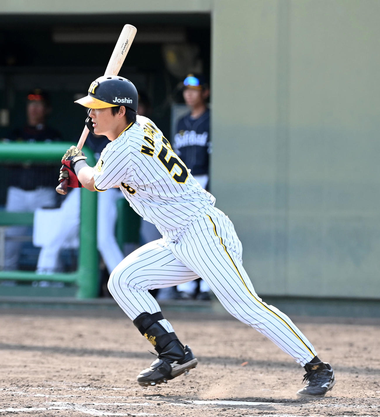 阪神対ソフトバンク　8回裏阪神1死二塁、前川は中前適時打を放つ（撮影・前岡正明）