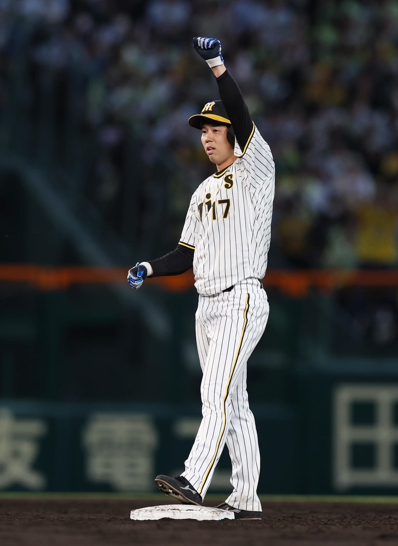 阪神対DeNA 2回裏阪神2死一、二塁、左翼線に逆転2点適時二塁打を放ち、ガッツポーズする青柳（撮影・前田充）