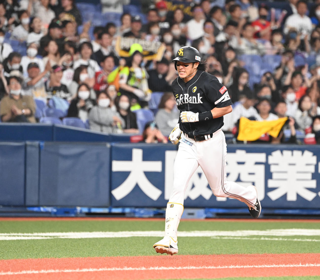 オリックス対ソフトバンク　3回表ソフトバンク無死、右越え本塁打を放ち本塁に向かう柳田（撮影・和賀正仁）