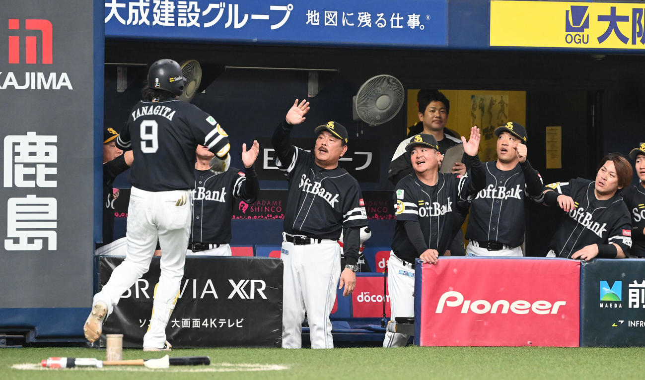 オリックス対ソフトバンク　3回表ソフトバンク無死、右越え本塁打を放った柳田は藤本監督とナインの出迎えを受ける（撮影・和賀正仁）