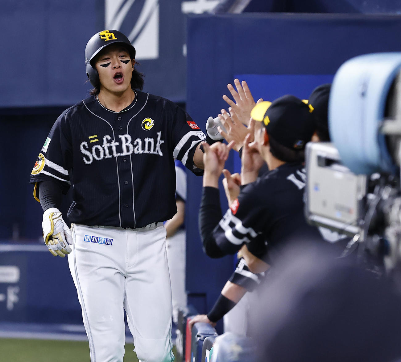 オリックス対ソフトバンク　4回表ソフトバンク無死、本塁打をナインに迎えられる柳田（撮影・藤尾明華）