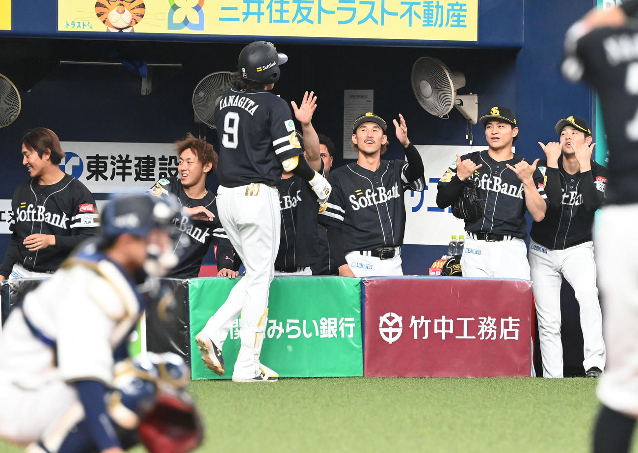 オリックス対ソフトバンク　3回表ソフトバンク無死、右越え本塁打を放った柳田はナインの出迎えを受ける（撮影・和賀正仁）