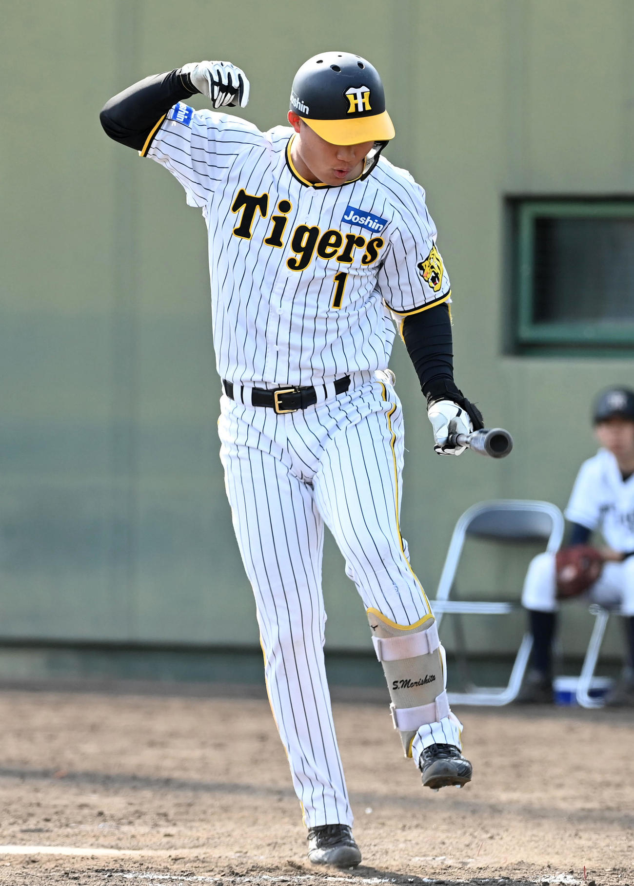 阪神対ソフトバンク　8回裏阪神1死一塁、死球を受けた森下（撮影・前岡正明）