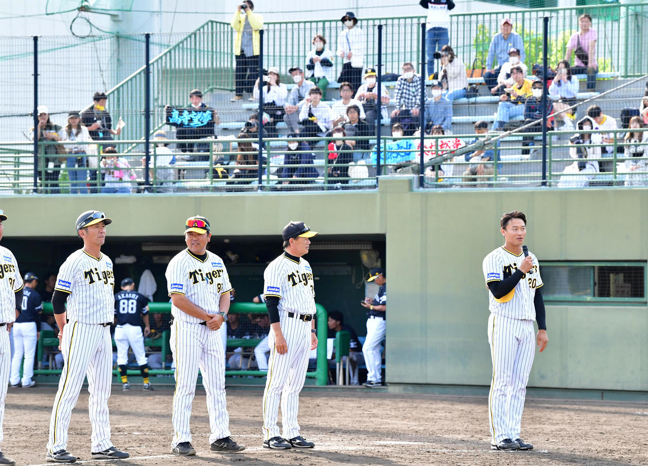 阪神対ソフトバンク　試合後、スタンドのファンにあいさつする阪神森木（撮影・前岡正明）