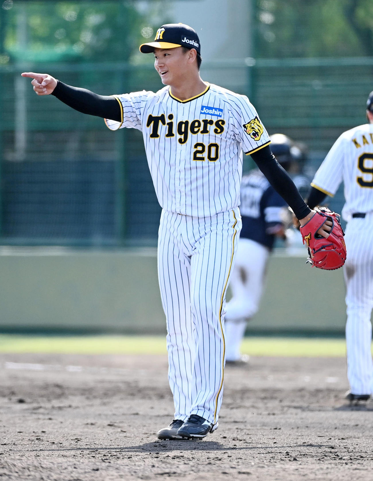 阪神対ソフトバンク　8回表ソフトバンク1死、森木は緒方の二ゴロで好守を見せた遠藤をたたえる（撮影・前岡正明）
