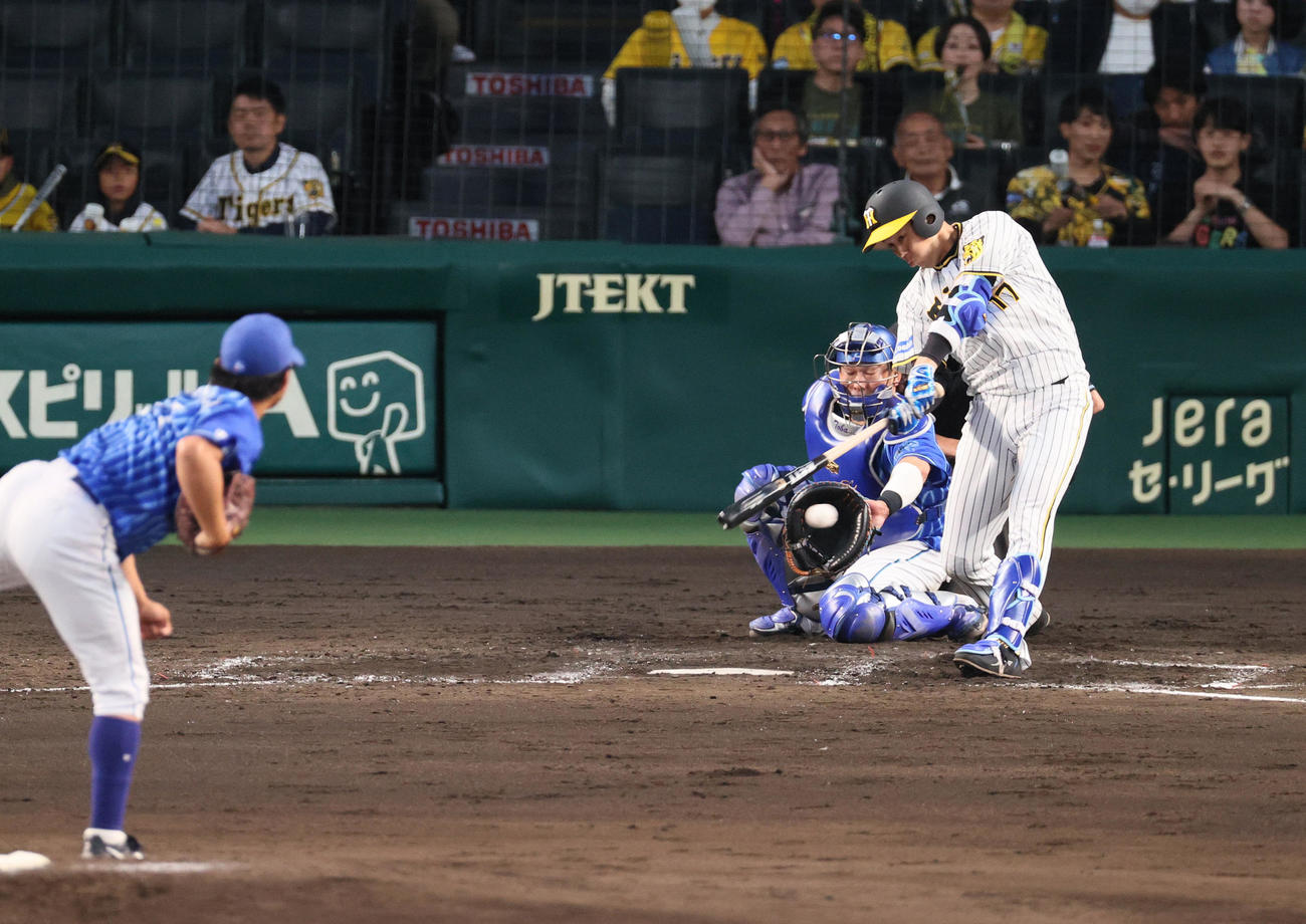 阪神対DeNA 2回裏阪神2死一、二塁、青柳は左へ2点適時二塁打を放つ（撮影・上山淳一）