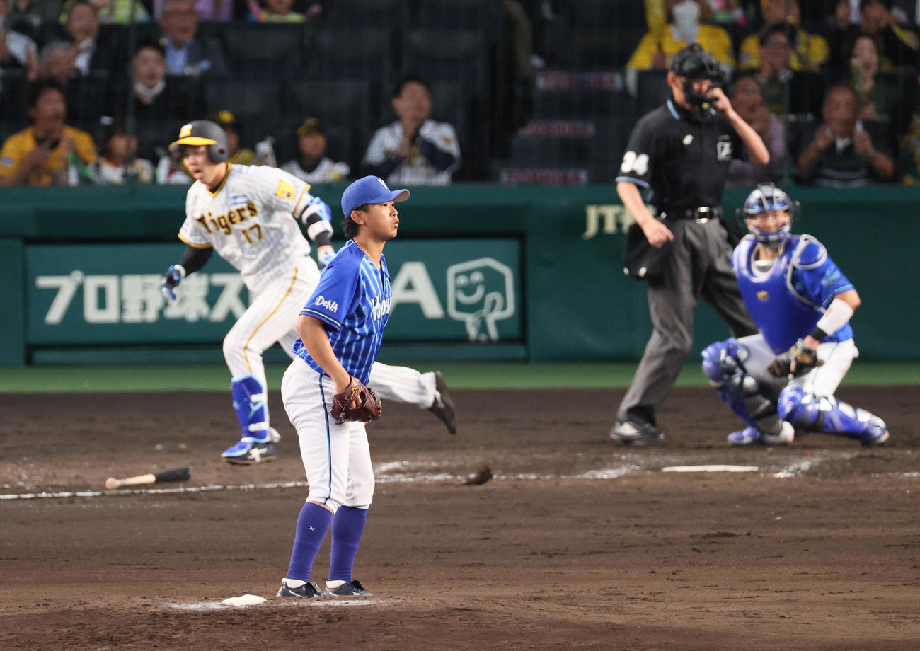 阪神対DeNA 2回裏阪神2死一、二塁、今永（手前）は青柳に左2点適時二塁打を浴びる（撮影・上山淳一）