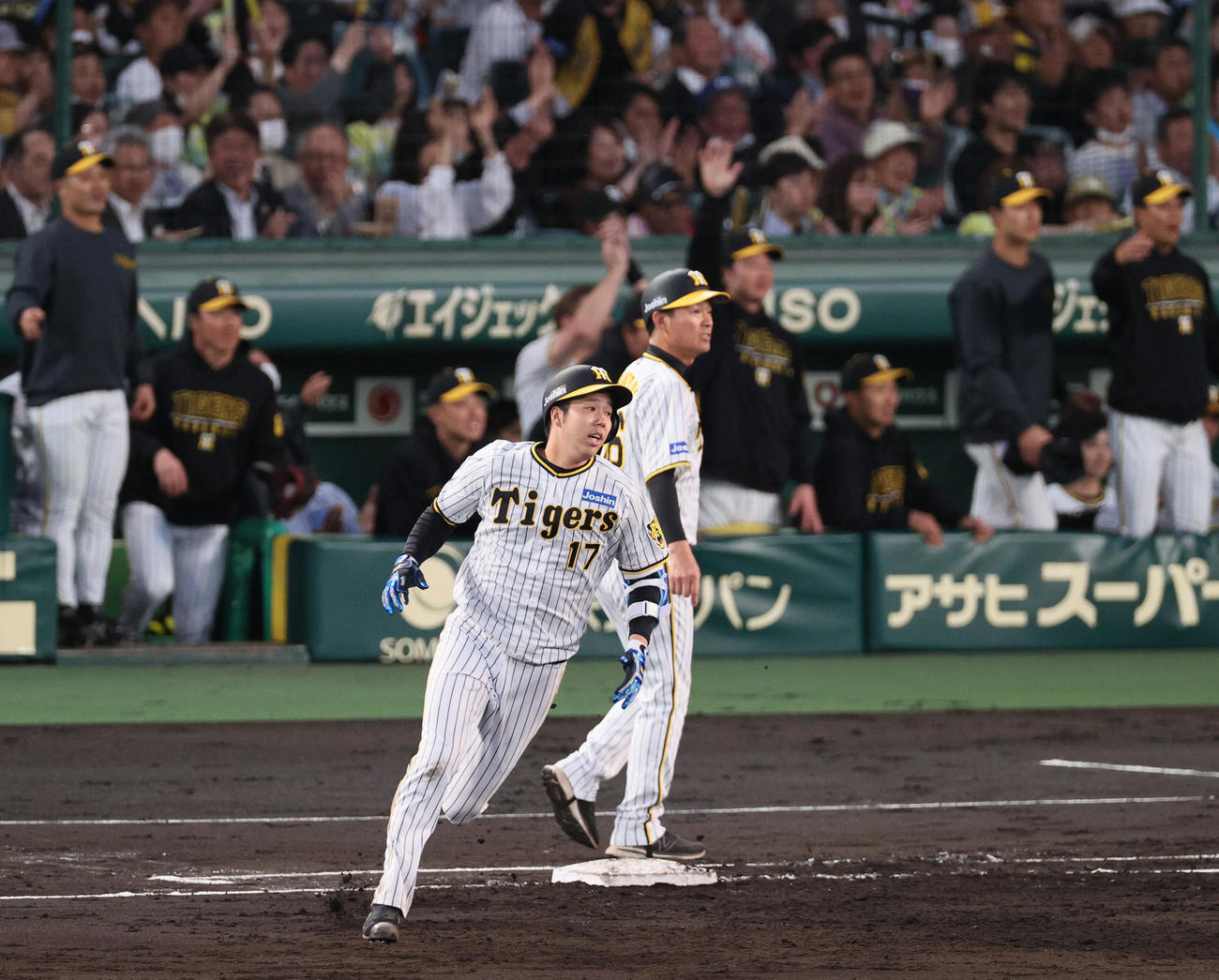 阪神対DeNA 2回裏阪神2死一、二塁、青柳（手前）は左へ2点適時二塁打を放つ（撮影・上山淳一）