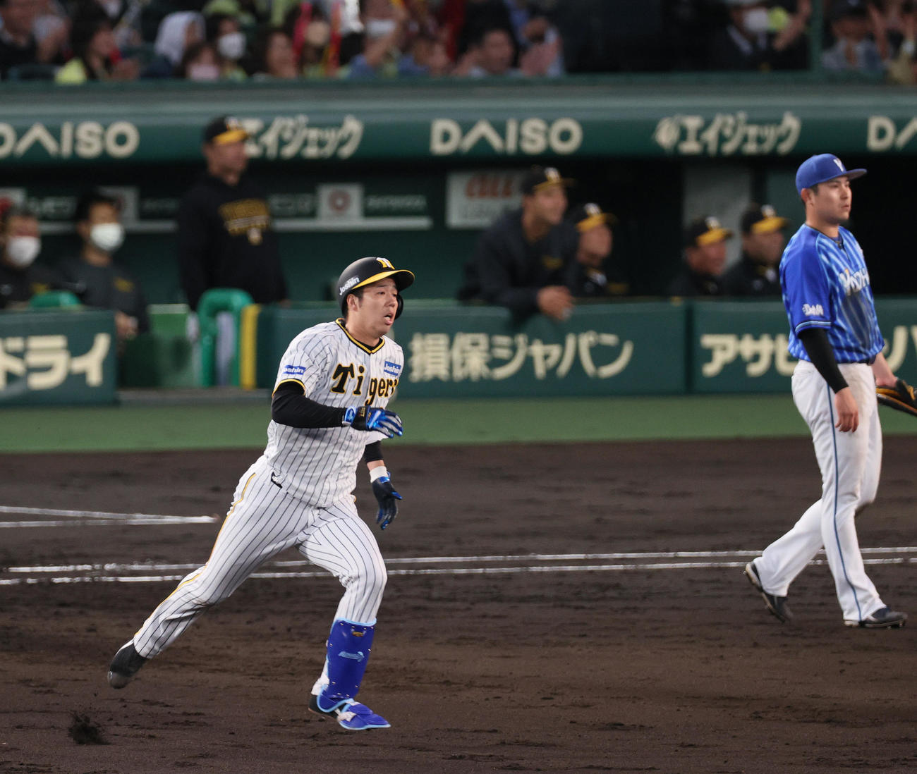 阪神対DeNA 2回裏阪神2死一、二塁、青柳（左）は左に2点適時二塁打を放ち二塁に向かう（撮影・上山淳一）