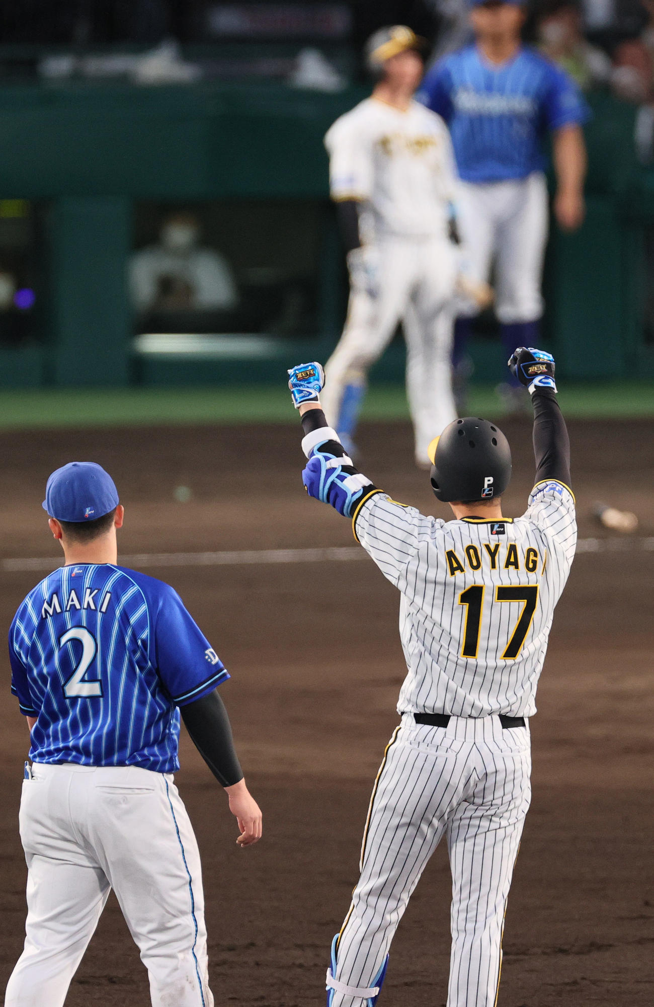 阪神対DeNA 2回裏阪神2死一、二塁、青柳（右）は左へ2点適時二塁打を放ち二塁で喜ぶ（撮影・上山淳一）