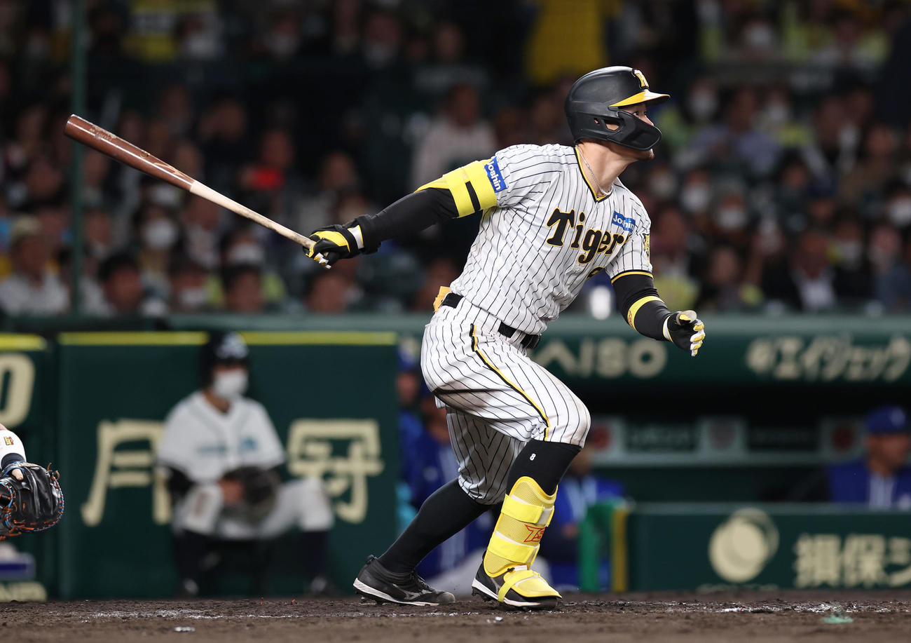 阪神対DeNA 3回裏阪神1死、中越えソロ本塁打を放つ佐藤輝（撮影・前田充）