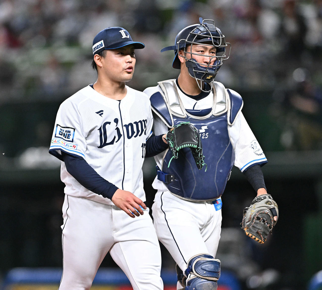 西武対楽天　1回表を投げ終え引き揚げる西武先発の松本（左）と捕手古市（撮影・滝沢徹郎）