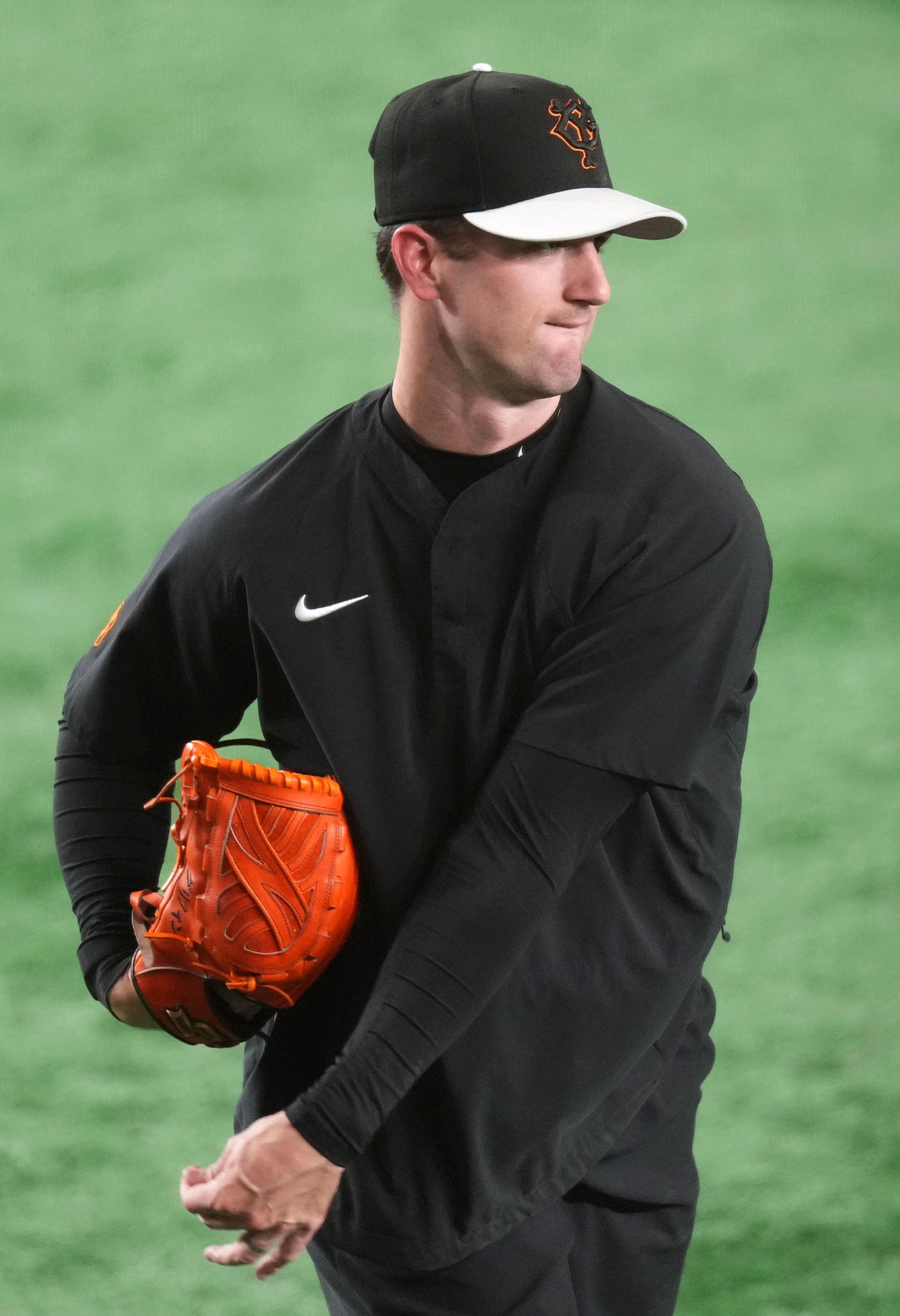 巨人対広島　キャッチボールをする巨人グリフィン（撮影・横山健太）