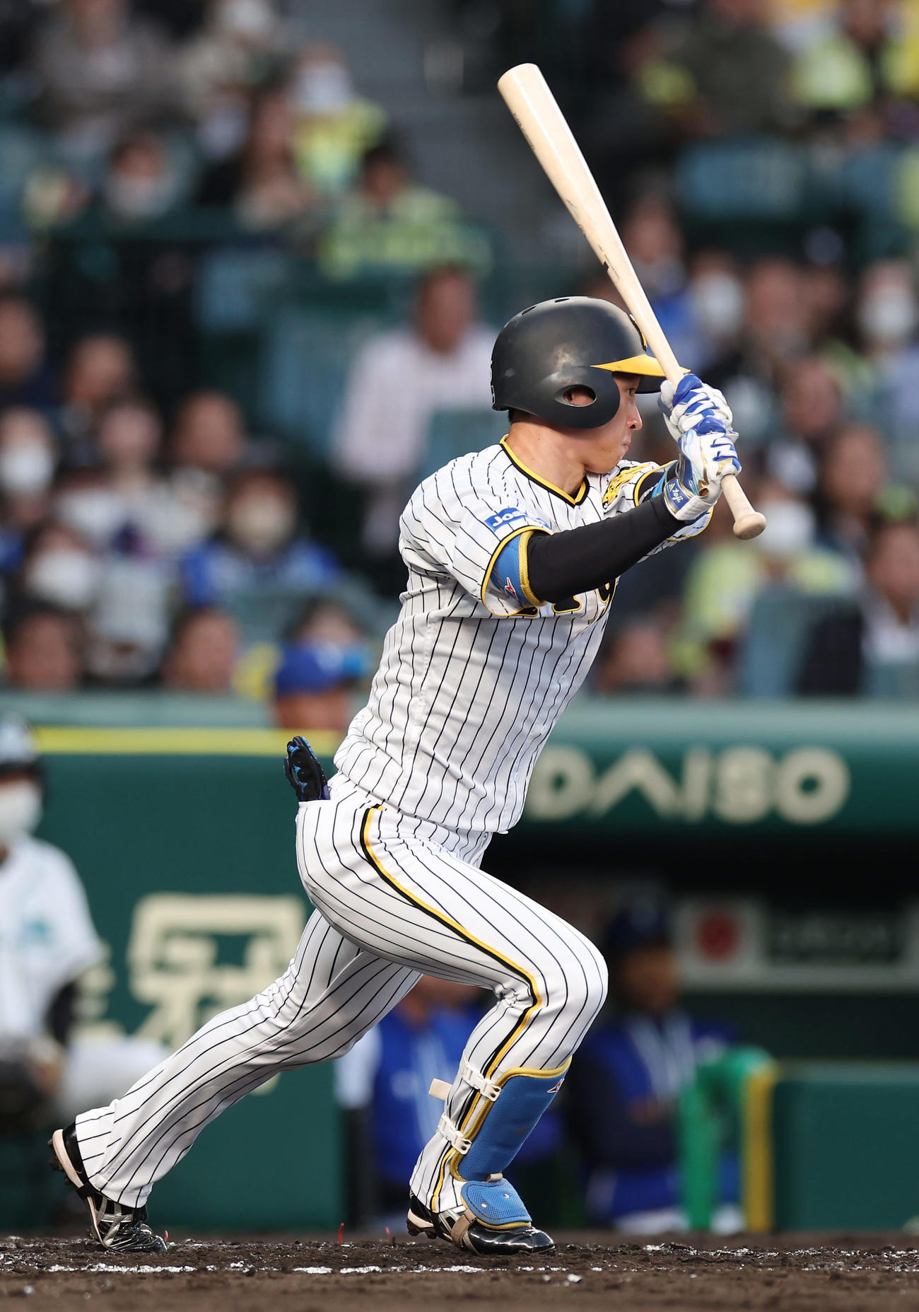 阪神対DeNA 1回裏阪神無死、左前打を放つ近本（撮影・前田充）