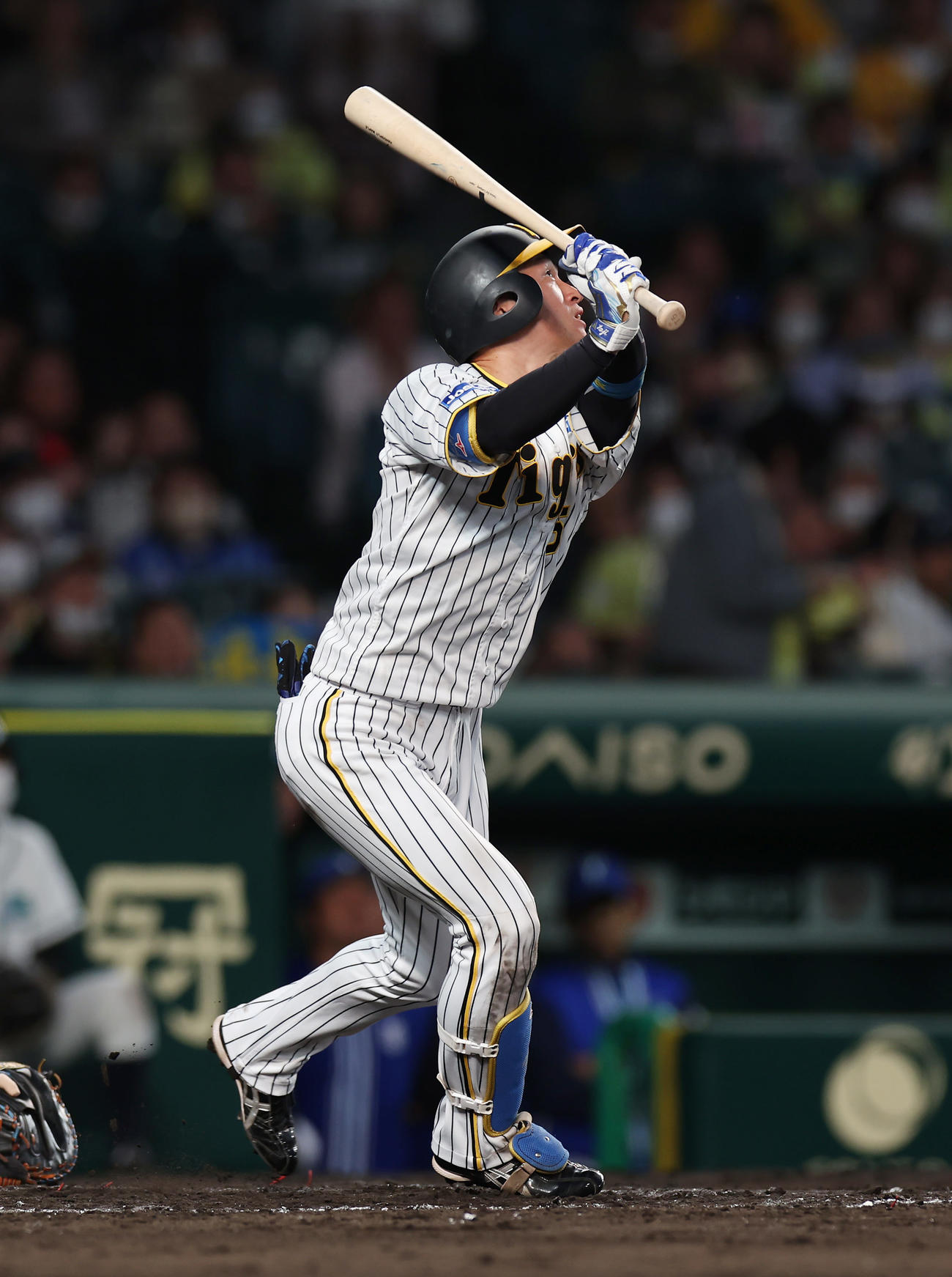阪神対DeNA 2回裏阪神2死二塁、左適時二塁打を放つ近本（撮影・前田充）