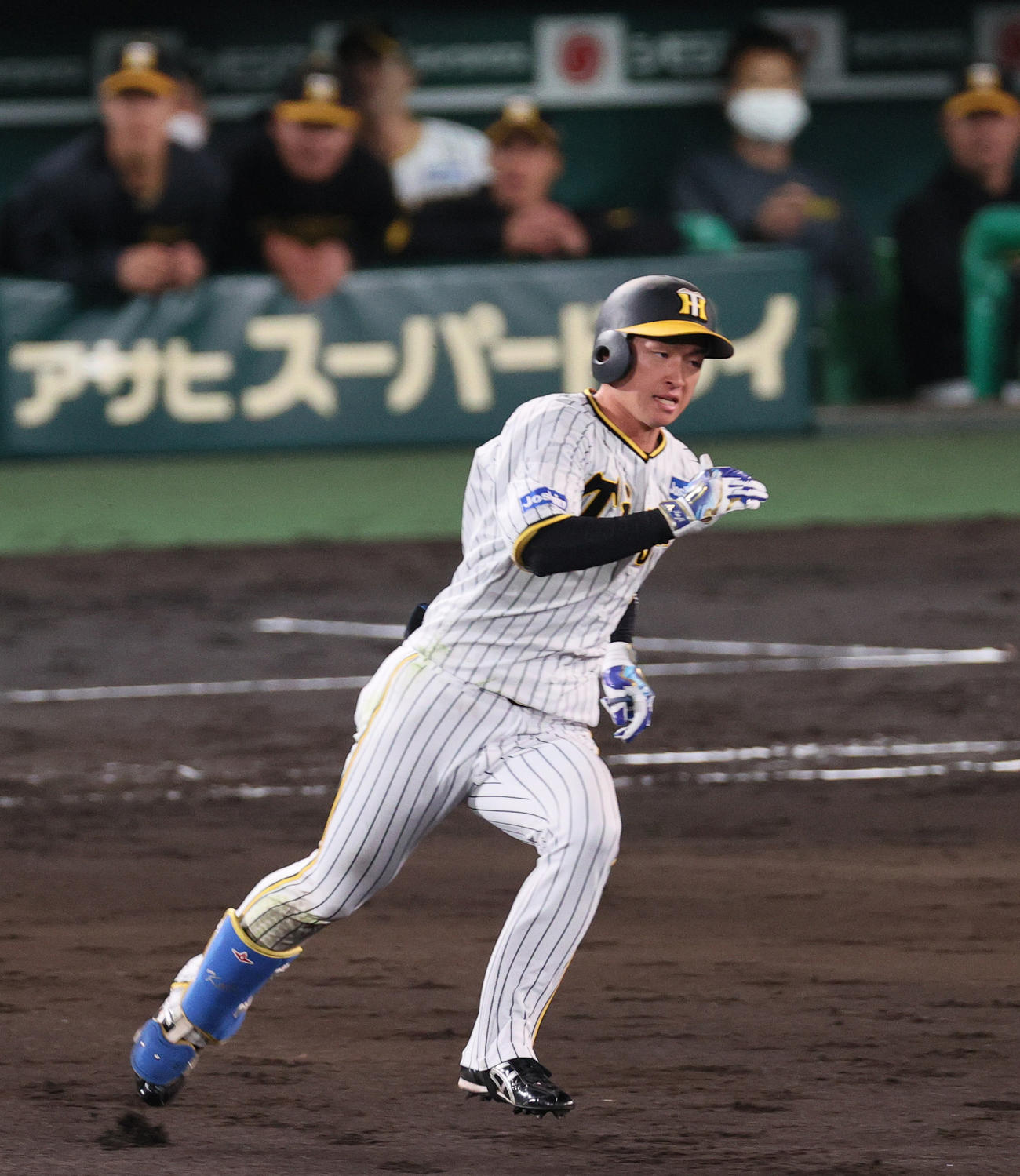 阪神対DeNA 4回裏阪神2死、近本は中三塁打を放ち二塁へ向かう（撮影・上山淳一）