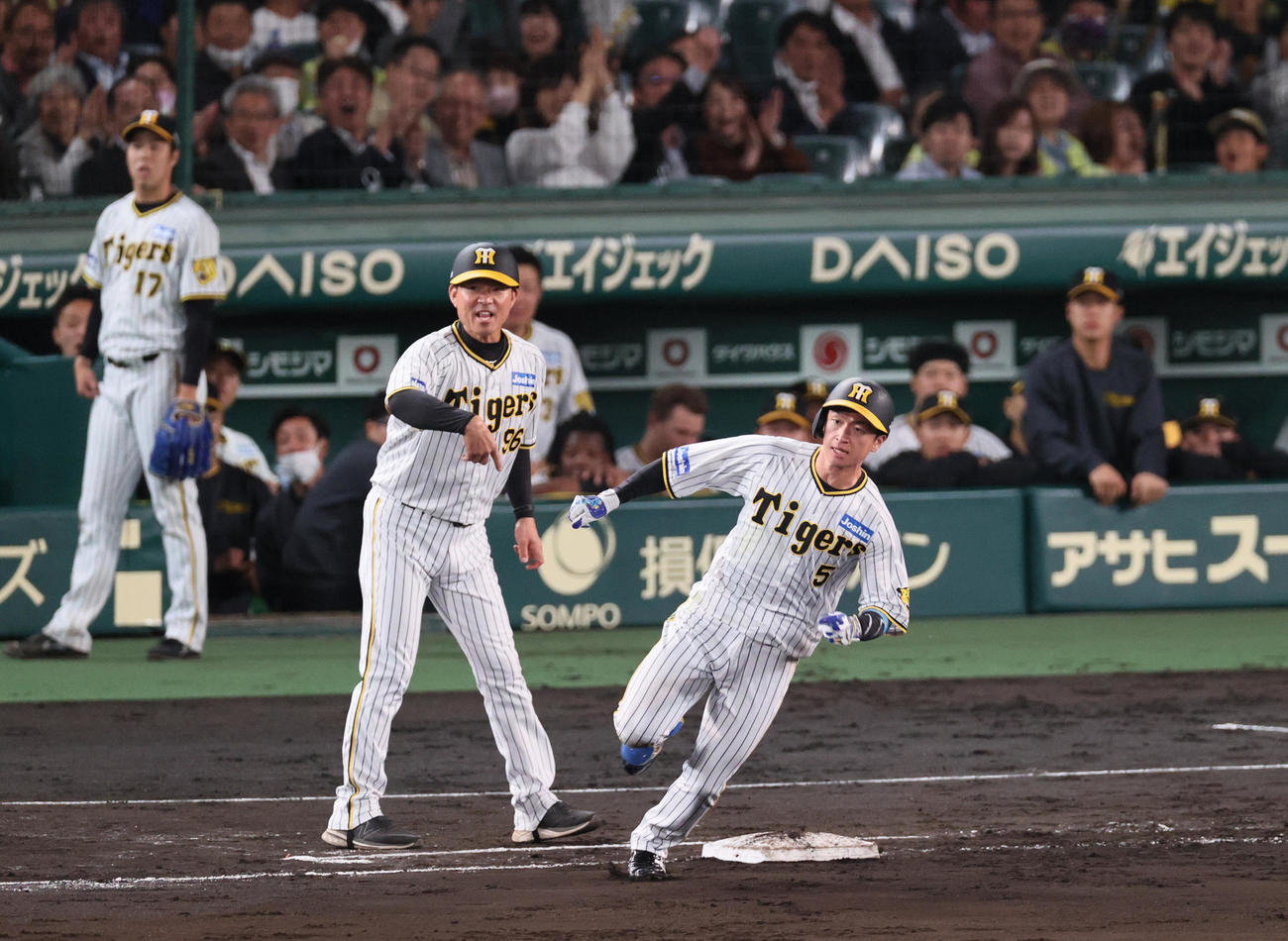 阪神対DeNA 4回裏阪神2死、近本は中三塁打を放つ（撮影・上山淳一）