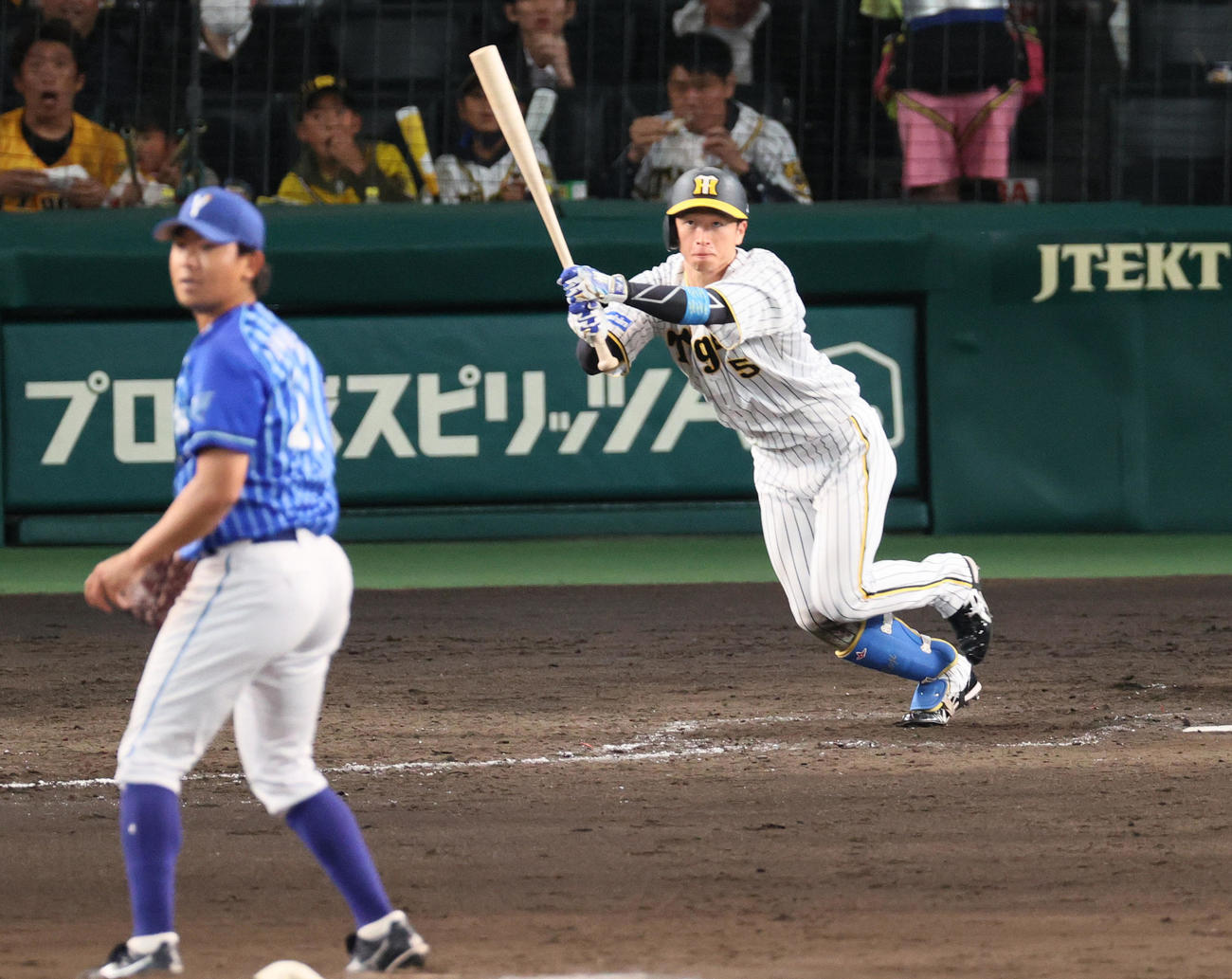 阪神対DeNA 4回裏阪神2死、近本は中三塁打を放つ（撮影・上山淳一）