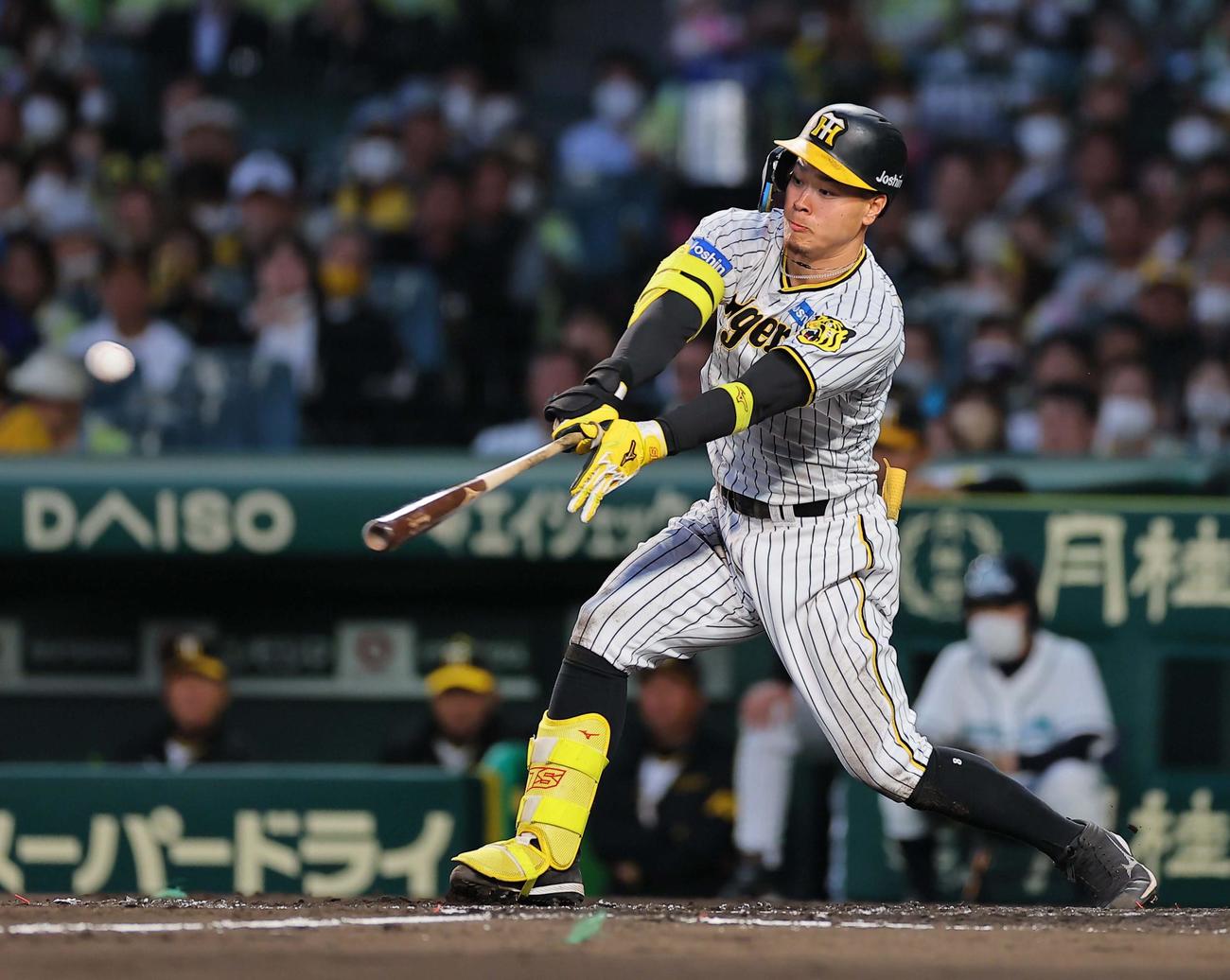 阪神対DeNA 2回裏阪神無死、佐藤輝は右前打を放つ（撮影・上田博志）