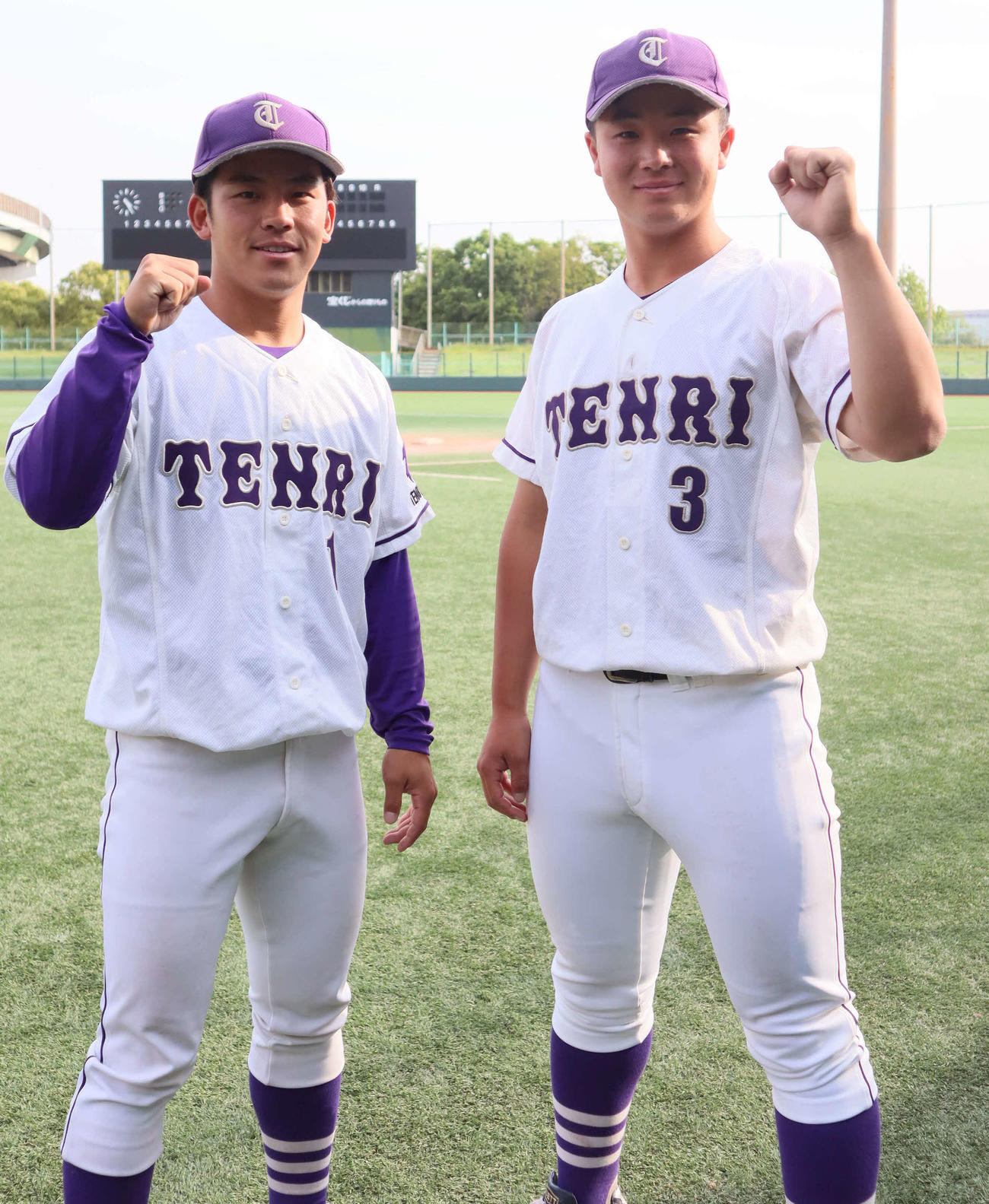 同率で首位打者を獲得した天理大・中川主将（左）と近藤副主将（撮影・村松万里子）