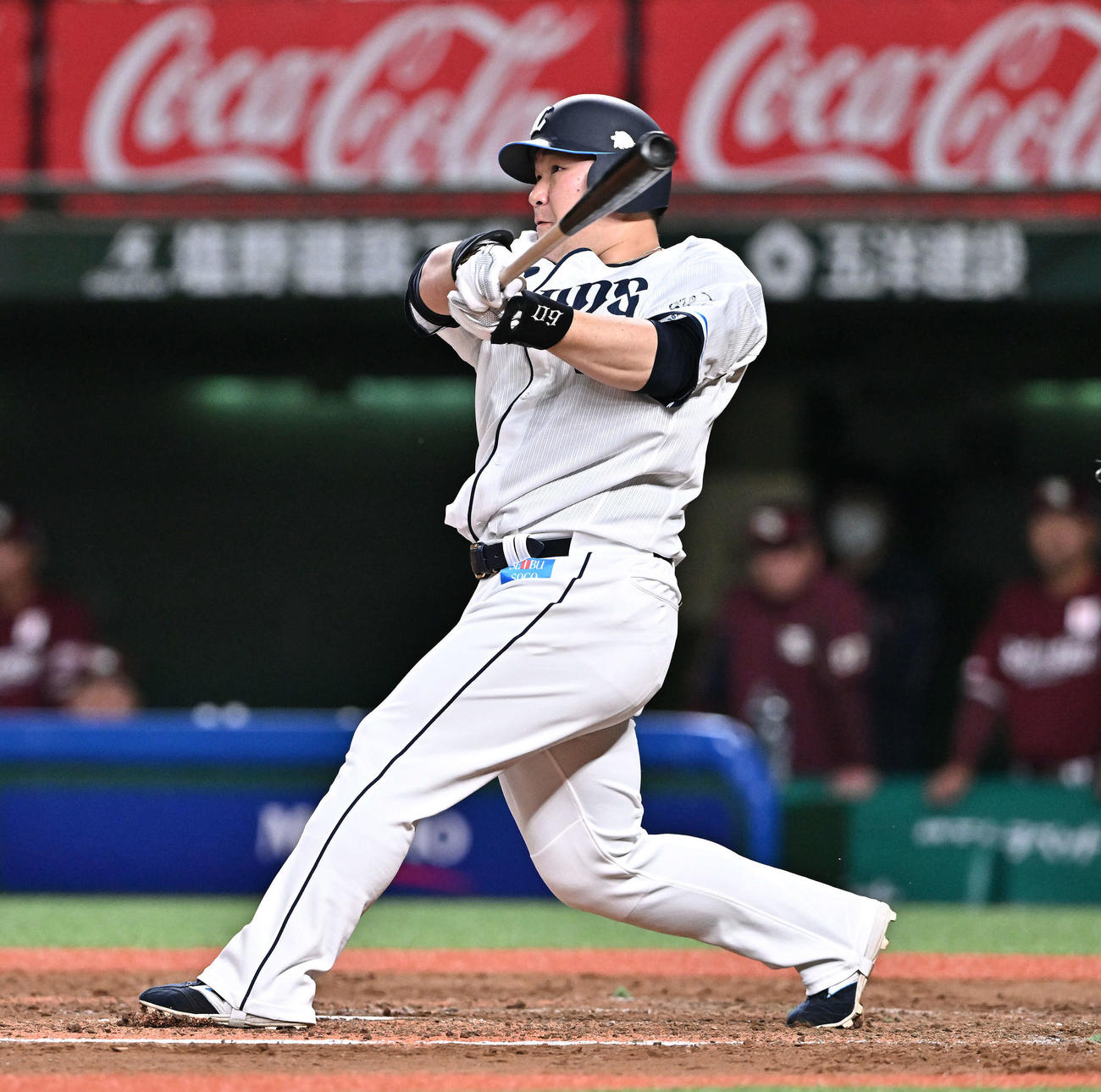 西武対楽天　4回裏西武無死一塁、中村は左中間へ2点本塁打を放つ（撮影・滝沢徹郎）