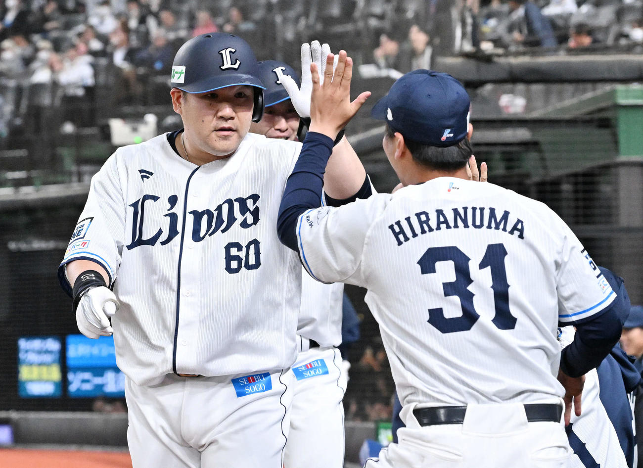 西武対楽天　4回裏西武無死一塁、2点本塁打を放った中村（左）はチームメートとタッチをかわす（撮影・滝沢徹郎）