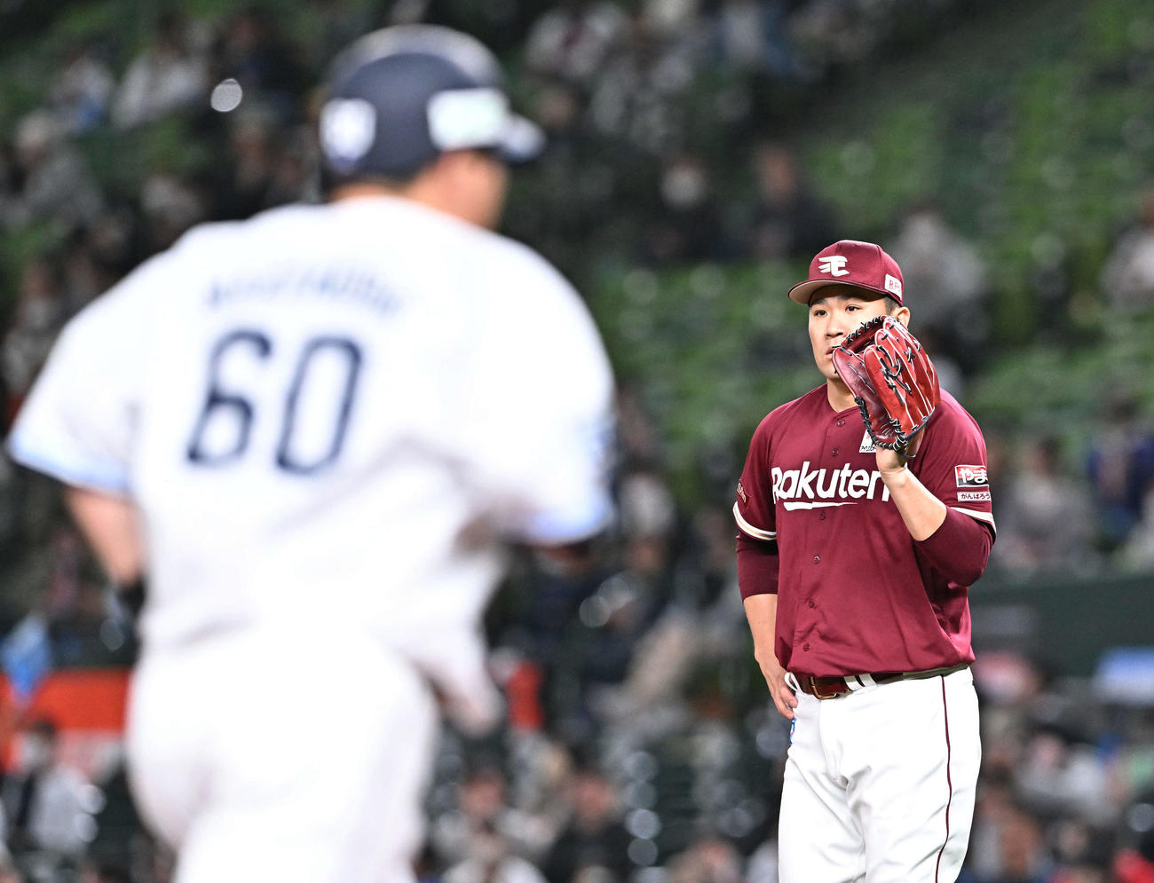 西武対楽天　4回裏西武無死一塁、中村（手前）に2点本塁打を浴びる田中将（撮影・滝沢徹郎）