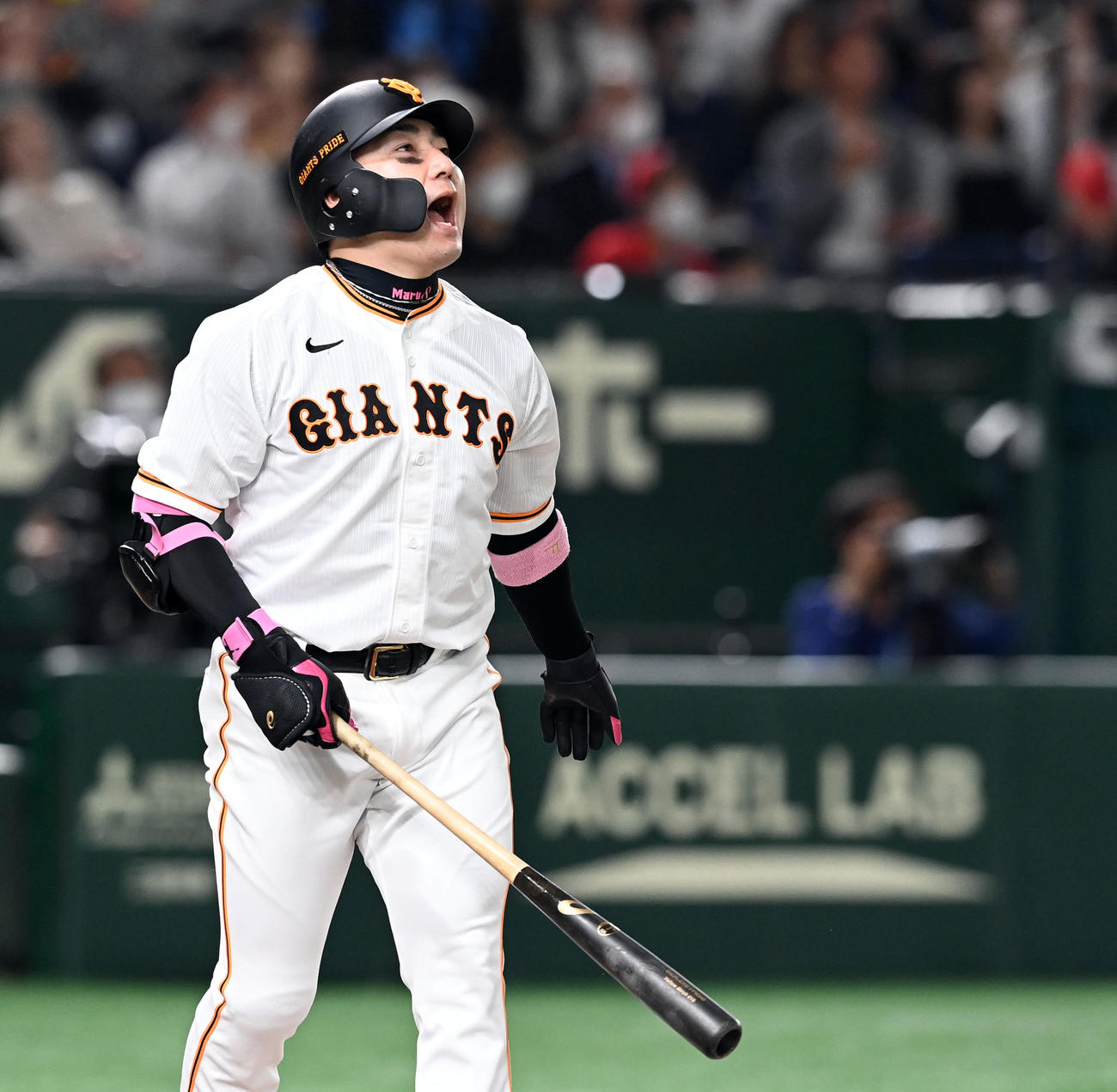 巨人対広島　6回裏巨人無死二塁、右越えに勝ち越し2点本塁打を放ち打球を見る丸（撮影・たえ見朱実）