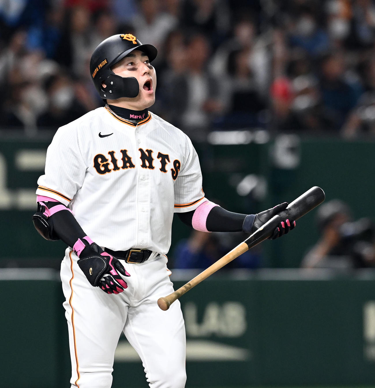 巨人対広島　6回裏巨人無死二塁、右越えに勝ち越しの2点本塁打を放ち打球の行方を見る丸（撮影・たえ見朱実）